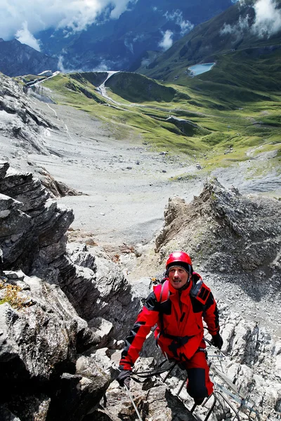 Alpinisten erklimmen den Gipfel — Stockfoto