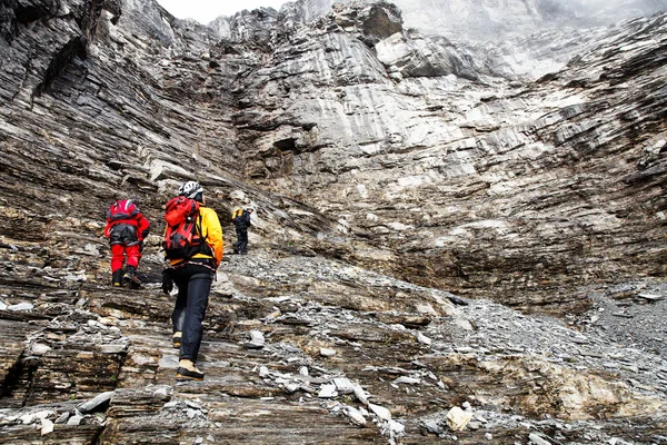 Alpinists climbing Eiger Peak — Stock Photo, Image