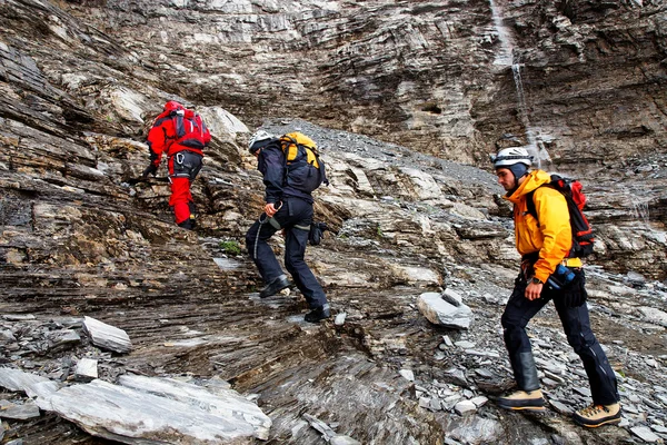 Alpinists climbing Eiger Peak — Stock Photo, Image