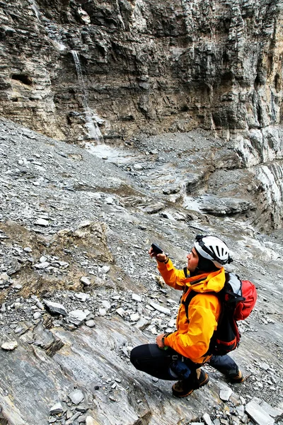 Alpinist klimmen eiger piek — Stockfoto