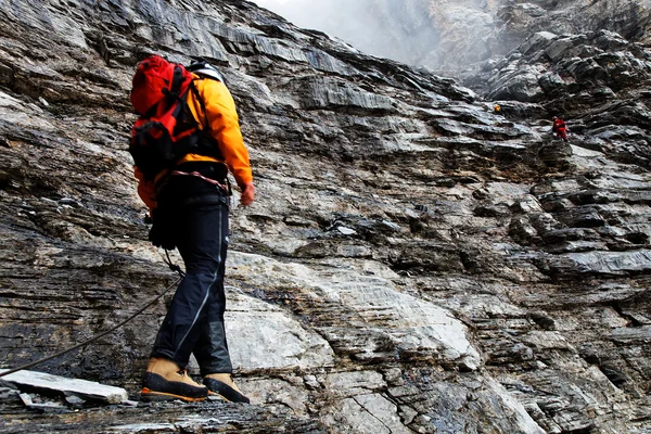 Alpinist klättring eiger peak — Stockfoto