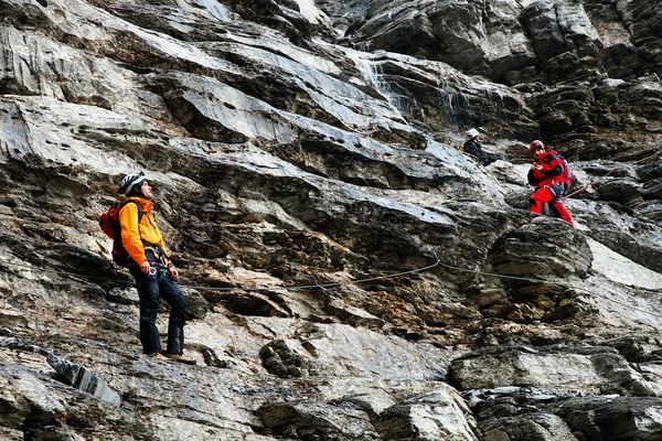 Alpinisten erklimmen den Gipfel — Stockfoto