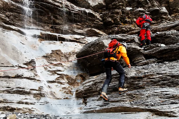 Alpinists climbing Eiger Peak — Stock Photo, Image