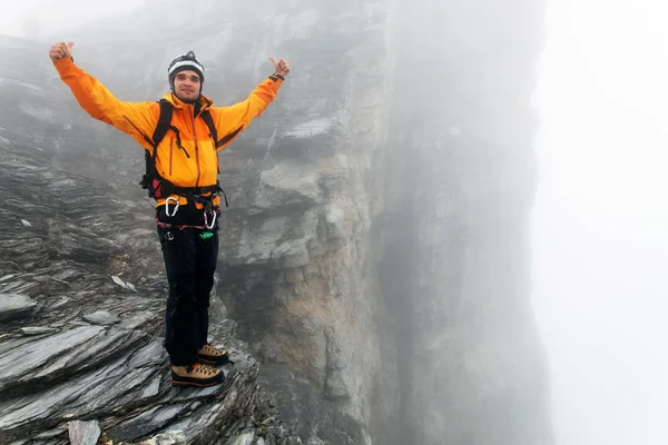 Alpinista, kontemplując otchłani — Zdjęcie stockowe