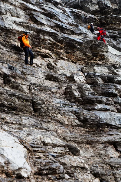 Alpinisten eiger piek klimmen — Stockfoto