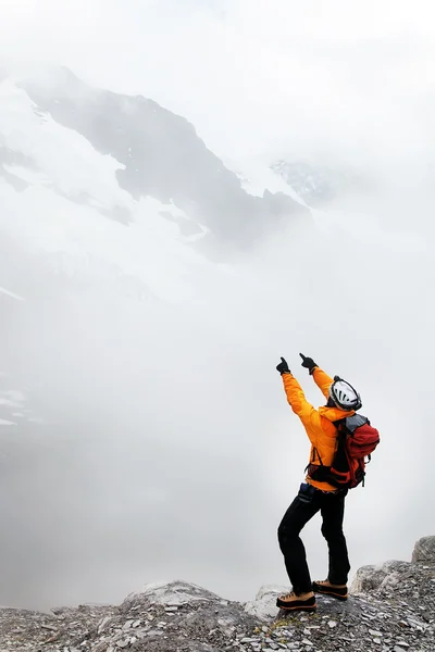 Alpinista contemplando el glaciar Eiger, Suiza —  Fotos de Stock