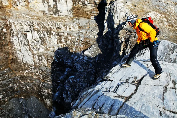 Skialpinistické uvažuje o eiger ledovec, Švýcarsko — Stock fotografie