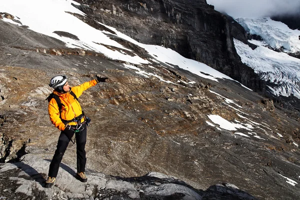 Alpinista che contempla il ghiacciaio dell'Eiger, Svizzera — Foto Stock