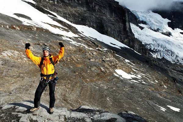 Alpinista contemplando o Glaciar Eiger, Suíça — Fotografia de Stock