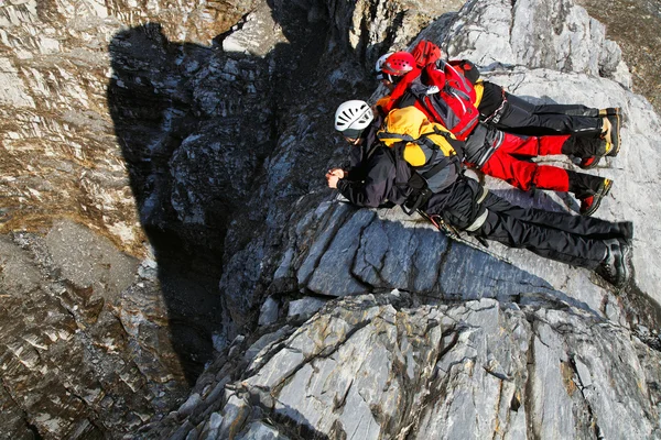 Alpinistas contemplando o abismo — Fotografia de Stock