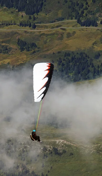 Paragliding over de Zwitserse Alpen — Stockfoto