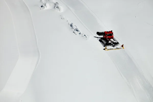 Ratrac em uma pista de esqui — Fotografia de Stock