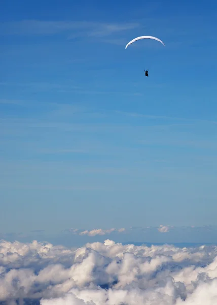 İsviçre Alpleri üzerinde yamaç paraşütü — Stok fotoğraf