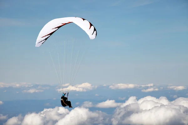 İsviçre Alpleri üzerinde yamaç paraşütü — Stok fotoğraf