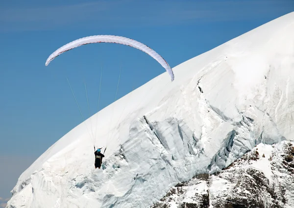 Gleitschirmfliegen über den Schweizer Alpen — Stockfoto