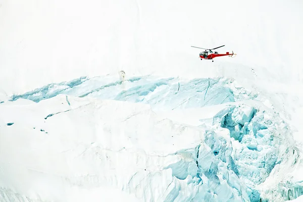 Mountain rescue helikopter över en spricka — Stockfoto