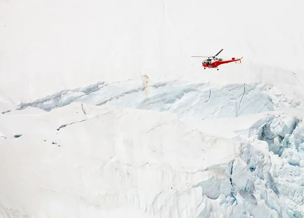Helicóptero de rescate de montaña sobre una grieta — Foto de Stock