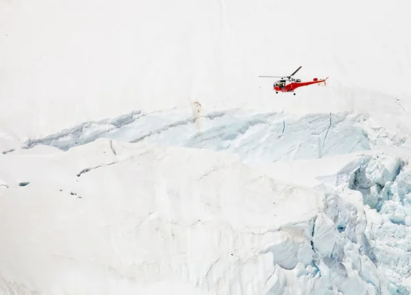 Mountain rescue helikoptera nad szczelina — Zdjęcie stockowe