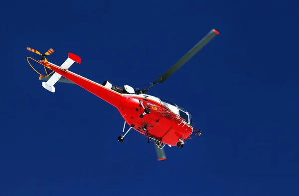 Horský záchranný vrtulník nad trhlině — Stock fotografie