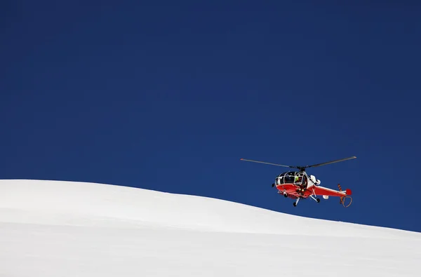 Mountain Rescue Helicopter over a crevasse — Stock Photo, Image