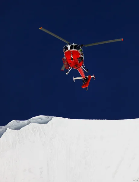 Elicottero di montagna in soccorso di un alpinista, Oberland Berneriano, Svizzera — Foto Stock