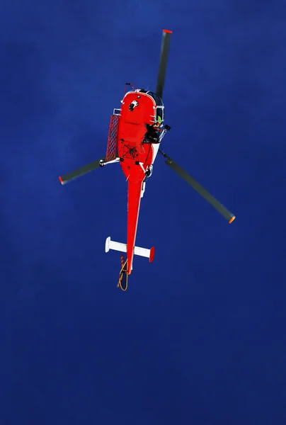 Ελικόπτερο ορεινή διάσωση μια σκοινιά, Βααντ, Ελβετία — Φωτογραφία Αρχείου