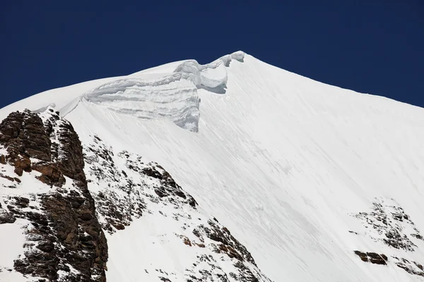 Montanhas nevadas — Fotografia de Stock