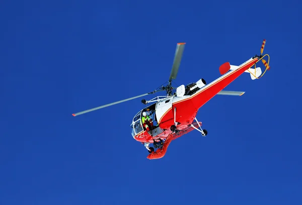 Helicóptero de montaña rescatando a un alpinista, Berner Oberland, Suiza —  Fotos de Stock