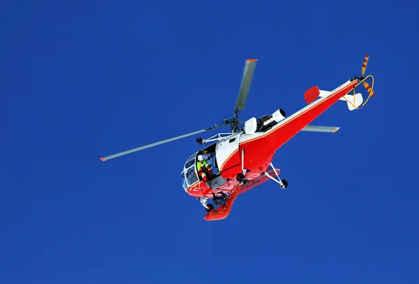 Helikopter berg undsättning en alpinist, berner oberland, Schweiz — Stockfoto