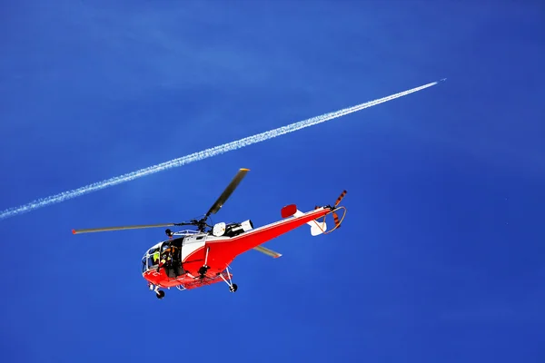 Helicóptero de montaña rescatando a un alpinista, Berner Oberland, Suiza —  Fotos de Stock