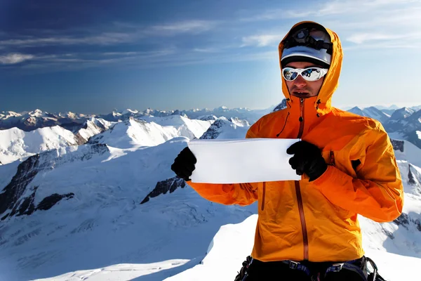 Alpinista en Monch Peak con bandera de patrocinador, Berner Oberland, Suiza - Patrimonio de la UNESCO - con espacio para el texto —  Fotos de Stock