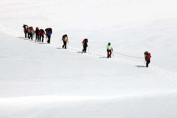 Equipe d'alpinistes traversant un glacier — Photo