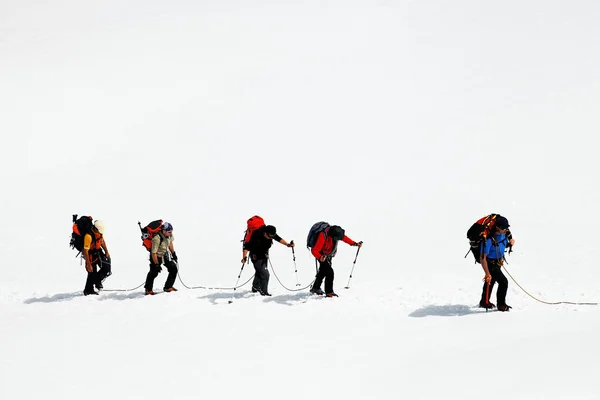 Zespół alpinistów przechodzenie przez lodowiec — Zdjęcie stockowe