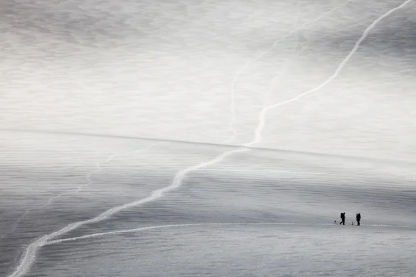 Trekking de inverno nas montanhas — Fotografia de Stock