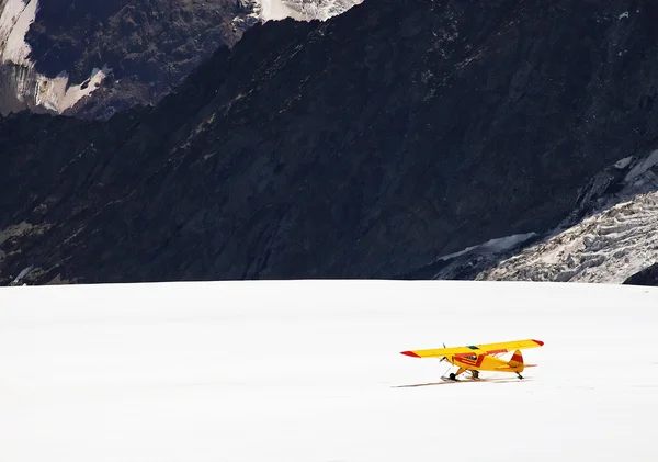 Avião no Glaciar Aletsch, Berner Oberland, Suíça — Fotografia de Stock