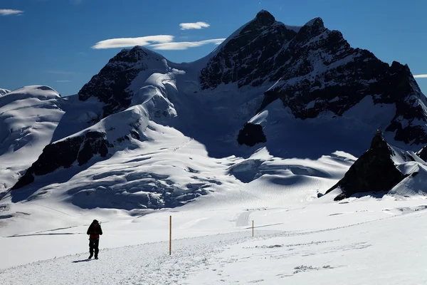 Trekking invernale in montagna — Foto Stock