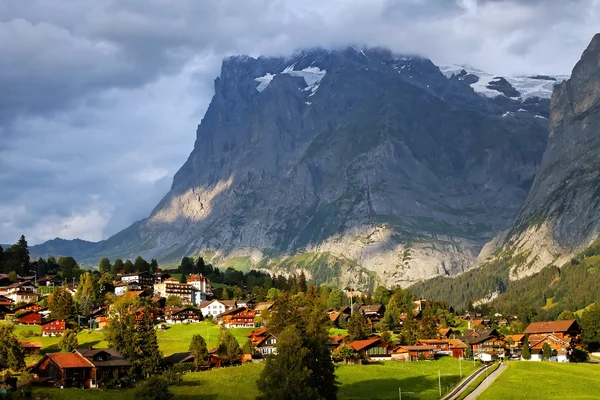 Grindelwald dorp in het berner oberland, Zwitserland — Stockfoto