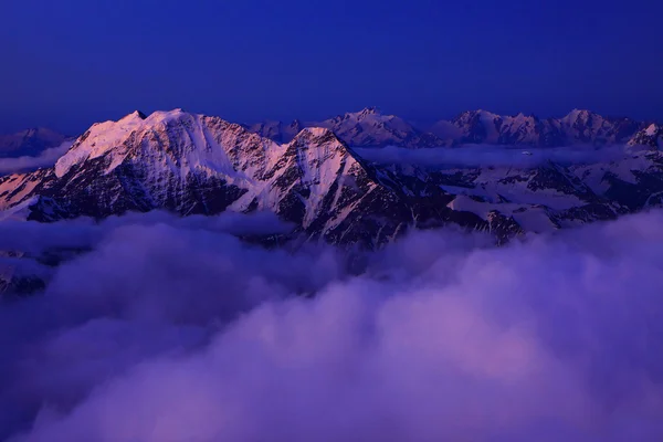 Lumière du lever du soleil sur les montagnes du Caucase — Photo
