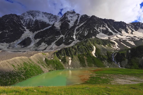 Kafkasya dağlarında dağ manzarası — Stok fotoğraf