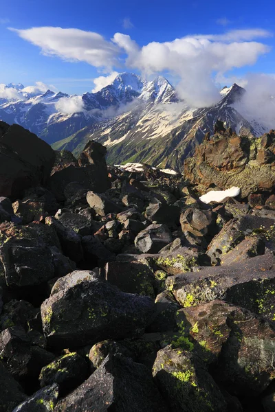 Alplandskap i Kaukasus bergen — Stockfoto