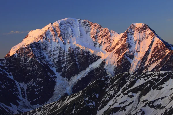 Sonnenaufgangslicht über den Kaukasusbergen — Stockfoto