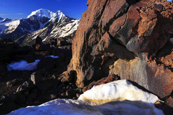 Alplandskap i Kaukasus bergen — Stockfoto