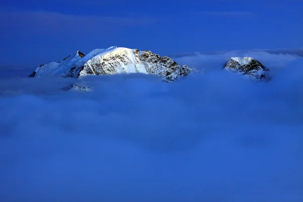Sonnenaufgangslicht über den Kaukasusbergen — Stockfoto