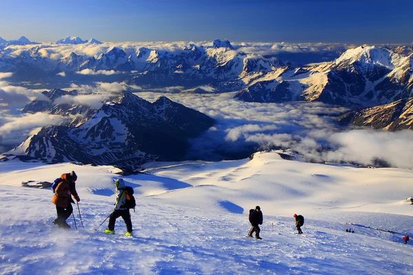 Alpinistas escalando Elbrus — Foto de Stock