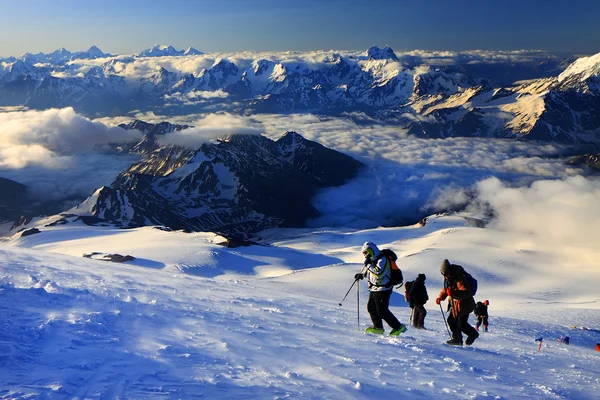 Alpinistów wspinaczka elbrus — Zdjęcie stockowe