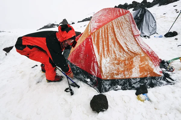 Tempesta di neve sulla cima dell'Elbrus, montagne del Caucaso — Foto Stock