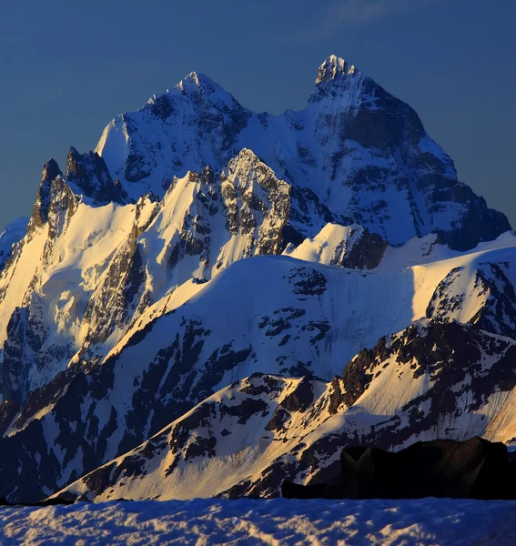 Lever de soleil sur les sommets d'Ushba, montagnes du Caucase — Photo