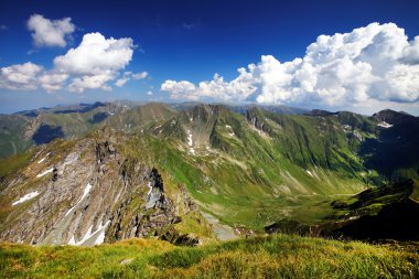 Bulutlu peyzaj Transilvanya Alpleri, Romanya