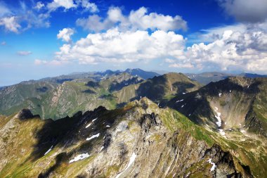 Bulutlu peyzaj Transilvanya Alpleri, Romanya