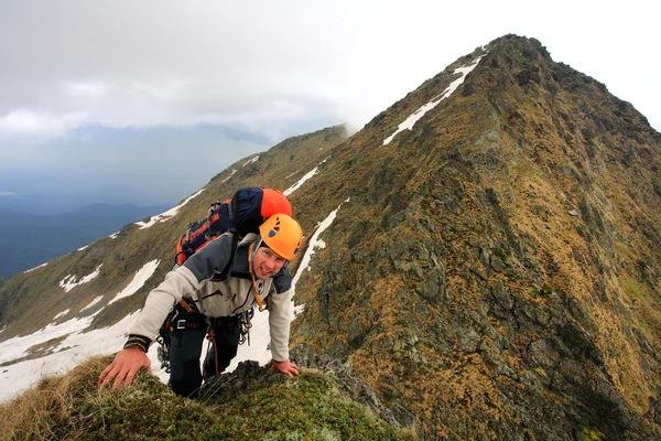 Hegymászó alpinista — Stock Fotó